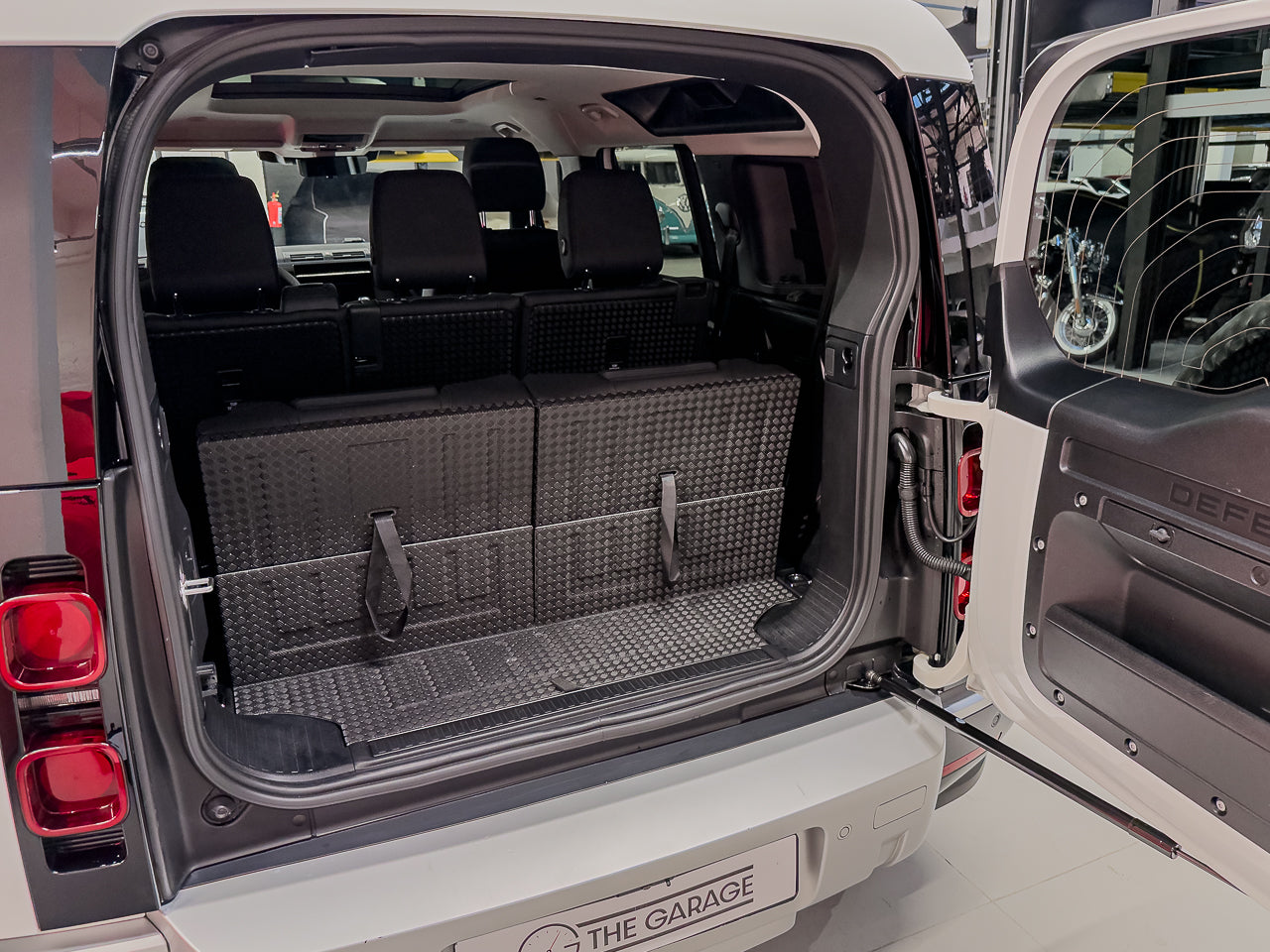 2023 Land Rover Defender 110 D300 SE