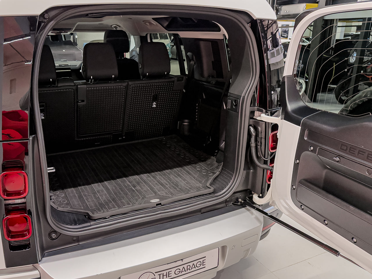 2023 Land Rover Defender 110 D300 SE